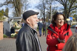 30.10.2025. Akcja rozdawania odblasków / Fot. Aleksandra Kwaśniewska - Radio Kielce