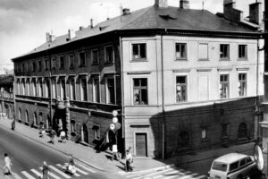 Kielce. Ulica Wesoła. 1970 rok. Róg ulic Sienkiewicza i Wesołej. Budynek dawnej siedziby hotelu i filharmonii, w którym obecnie mieści się bank / źródło: facebook.com/kieleckieinwestycje