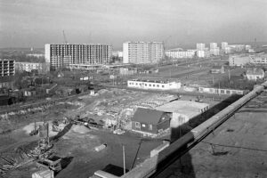 Historia kieleckich ulic. Warszawska - Radio Kielce Kielce. Ulica Warszawska. 1973 rok. Budowa Politechniki Świętokrzyskiej. W tle osiedla Sady i Szydłówek / źródło: fotopolska.eu