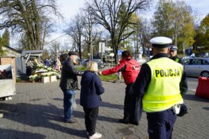30.10.2025. Akcja rozdawania odblasków / Fot. Aleksandra Kwaśniewska - Radio Kielce