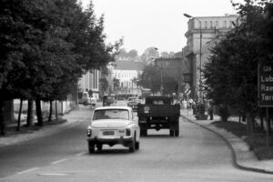 Historia kieleckich ulic. Warszawska - Radio Kielce Kielce. Ulica Warszawska. 1974 rok. Ulica Warszawska pomiędzy ulicą Przecznica i Aleją IX Wieków Kielc / źródło: facebook.com/KielceNaPrzestrzeniLat