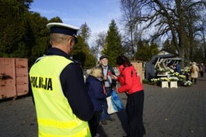 30.10.2025. Akcja rozdawania odblasków / Fot. Aleksandra Kwaśniewska - Radio Kielce