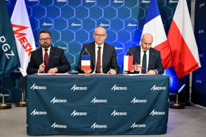 22.10.2025. Pionki. Podpisanie umowy współpracy między PGZ, Mesko a Eurenco / Fot. PAP/Piotr Polak