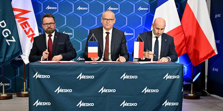 22.10.2025. Pionki. Podpisanie umowy współpracy między PGZ, Mesko a Eurenco / Fot. PAP/Piotr Polak