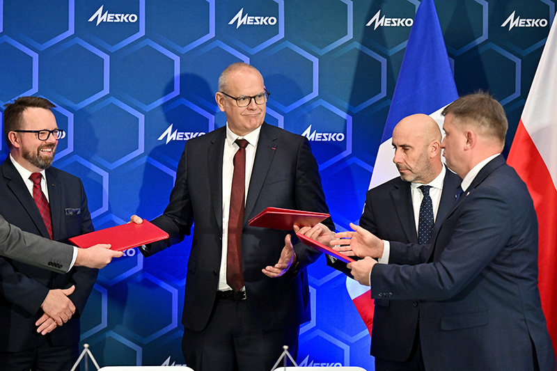 Co najmniej 600 tys. ładunków modularnych rocznie. Porozumienia PGZ, Mesko i Eurenco - Radio Kielce 22.10.2025. Pionki. Podpisanie umowy współpracy między PGZ, Mesko a Eurenco / Fot. PAP/Piotr Polak