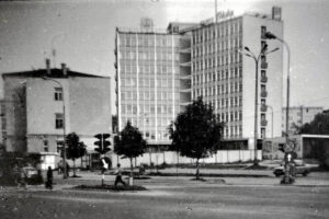 Kielce. Ulica Wesoła. 1985 rok. Biurowiec „Nidy” / źródło: facebook.com/kieleckieinwestycje