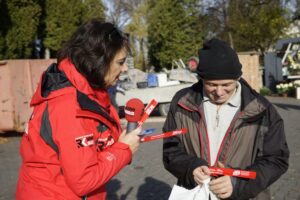 30.10.2025. Akcja rozdawania odblasków / Fot. Aleksandra Kwaśniewska - Radio Kielce