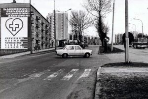 Historia kieleckich ulic. Warszawska - Radio Kielce Kielce. Ulica Warszawska. Lata 1980-1985. Skrzyżowanie ulicy Warszawskiej z ulicą Starą / Fot. Antoni Myśliwiec / źródło: fotopolska.eu