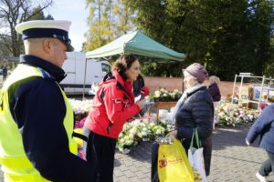 30.10.2025. Akcja rozdawania odblasków / Fot. Aleksandra Kwaśniewska - Radio Kielce