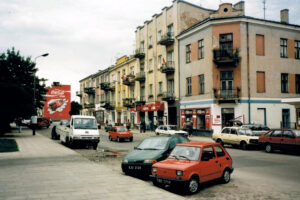 Historia kieleckich ulic. Warszawska - Radio Kielce Kielce. Ulica Warszawska. 1997 rok. Kamienice przy wschodniej pierzei ul. Warszawskiej, w pobliżu skrzyżowania z Aleją IX Wieków Kielc / źródło: fotopolska.eu