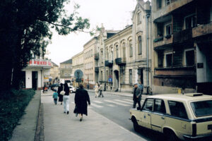 Kielce. Ulica Wesoła. 1997 rok. Widok w kierunku skrzyżowania z ulicą Czerwonego Krzyża / źródło: fotopolska.eu