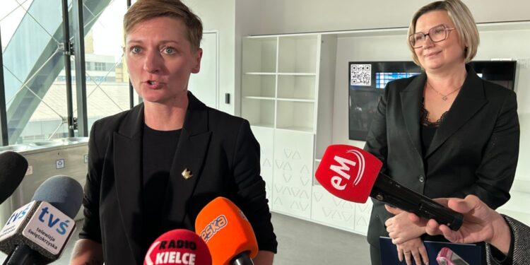 Na zdjęciu: Agata Wojda, prezydent Kielc i Barbara Damian, dyrektor Zarządu Transportu Miejskiego w Kielcach / Fot. Marcin Marszałek - Radio Kielce