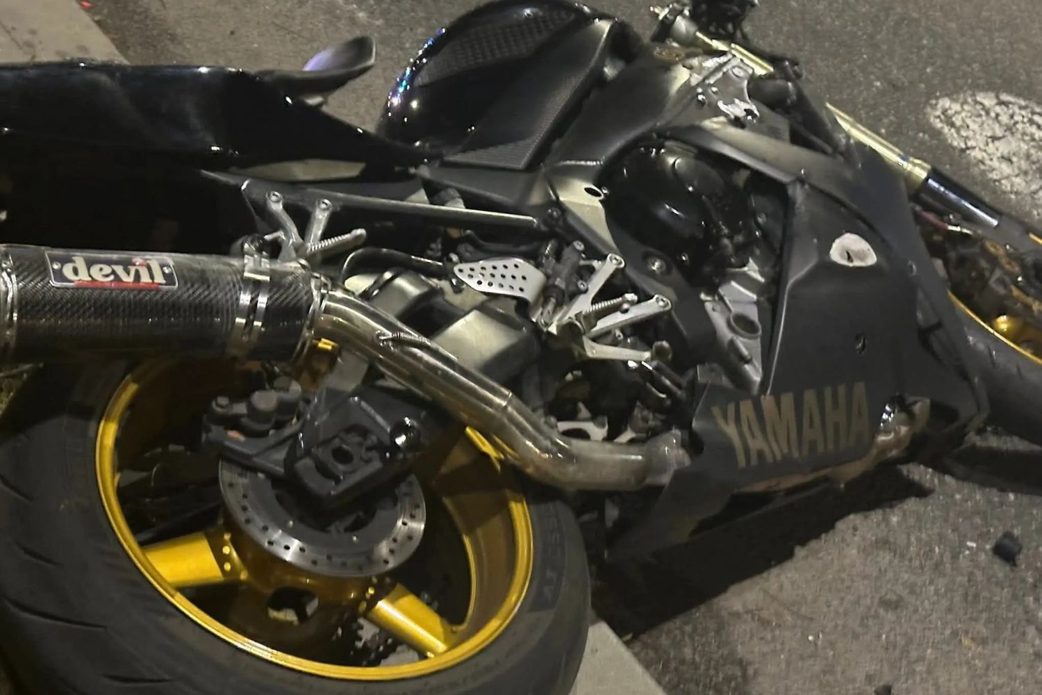 Motocykl przewrócił się na Sandomierskiej. Dwie osoby ranne - Radio Kielce 23.10.2025. Kielce. Ul. Sandomierska. Wypadek z udziałem motocykla / Fot. Mateusz Jaros / Wypadki i Zagrożenia Drogowe Kielce i okolice, Wojtek Wa Ja / Na Drodze Świętokrzyskie - Facebook