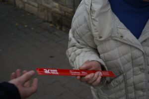 30.10.2025. Akcja rozdawania odblasków / Fot. Aleksandra Kwaśniewska - Radio Kielce