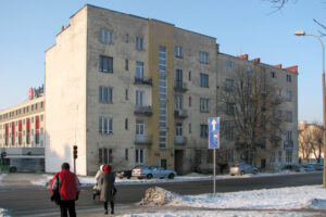 Historia kieleckich ulic. Warszawska - Radio Kielce Kielce. Ulica Warszawska. 28 grudnia 2010 r. Kamienice, które stały pomiędzy jezdniami ulicy Warszawskiej, przy skrzyżowaniu z Aleją IX Wieków Kielc / źródło: fotopolska.eu