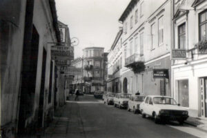 Kielce. Ulica Wesoła. Lata 1996-1999. Widok od strony ulicy Świętego Leonarda w kierunku ulicy Sienkiewicza / źródło: fotopolska.eu
