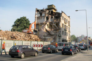 Historia kieleckich ulic. Warszawska - Radio Kielce Kielce. Ulica Warszawska. 3 czerwca 2011 r. Rozbiórka kamienic, które stały pomiędzy jezdniami ulicy Warszawskiej, przy skrzyżowaniu z Aleją IX Wieków Kielc / źródło: fotopolska.eu