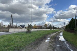 Ważna droga w Nowinach doczeka się przebudowy? - Radio Kielce 30.10.2025. Nowiny. Fragment ul. Chorzowskiej, który ma być modernizowany / Fot. Marcin Marszałek - Radio Kielce