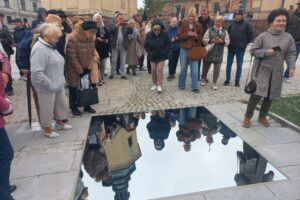 04.10.2025. Kielce. Odsłonięcie instalacji artystycznej „Niebo Kielc” Marka Cecuły / Fot. Piotr Sawa - Radio Kielce