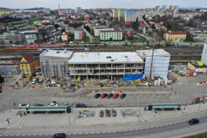 Historia kieleckich ulic. Plac Niepodległości - Radio Kielce Kielce. 10.04.2023. Plac Niepodległości. Dworzec kolejowy / Fot. Jarosław Kubalski - Radio Kielce