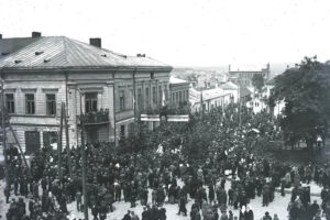 Historia kieleckich ulic. Warszawska - Radio Kielce Kielce. Ulica Warszawska. 1921 rok. Wjazd Wincentego Witosa do Kielc / źródło: fotopolska.eu