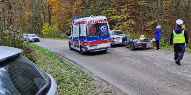 17-latek uderzył motocyklem w drzewo - Radio Kielce 26.10.2025. Bogoria. Wypadek / Fot. policja Staszów