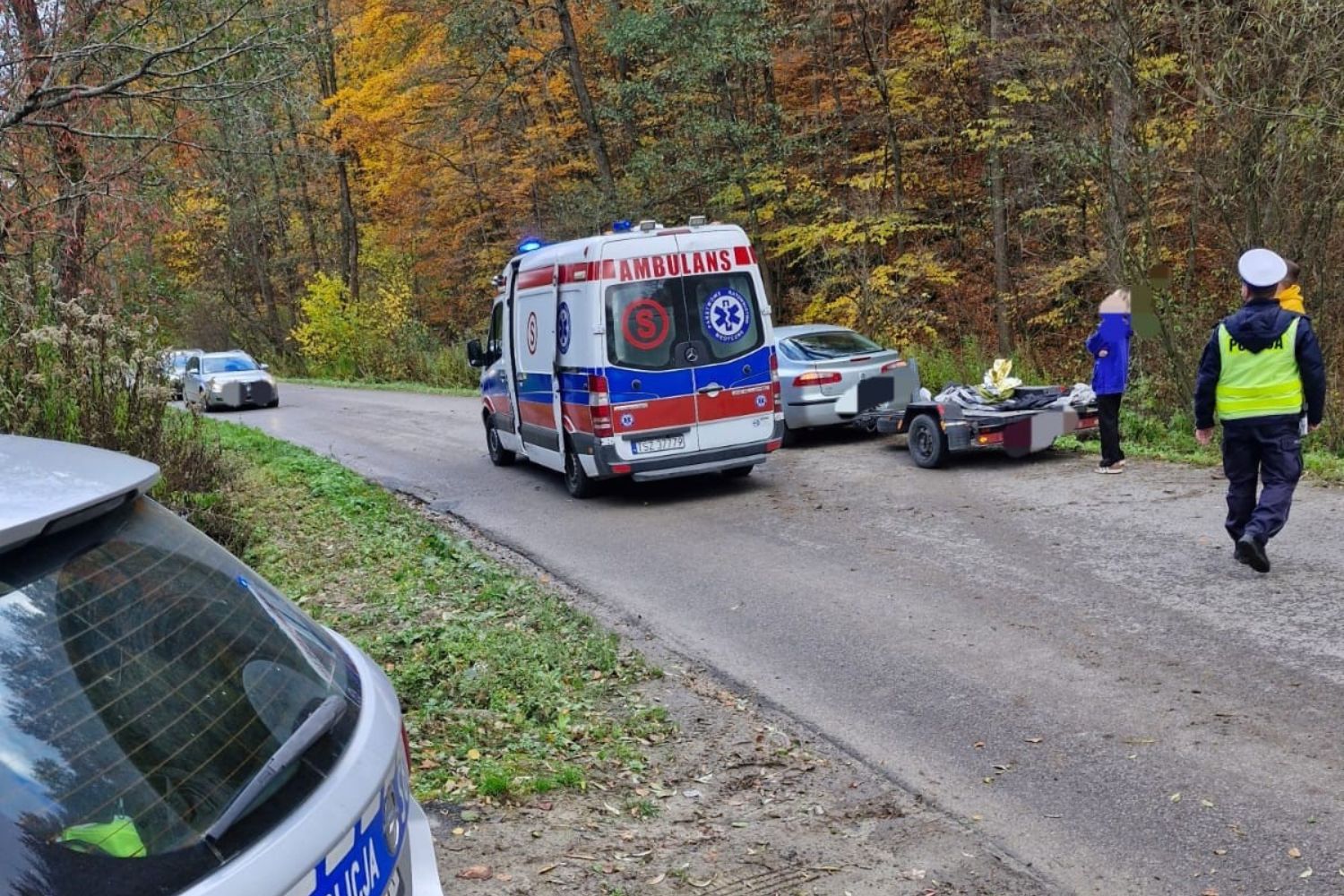 17-latek uderzył motocyklem w drzewo
