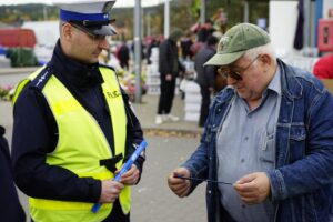 30.10.2025. Akcja rozdawania odblasków / Fot. Aleksandra Kwaśniewska - Radio Kielce
