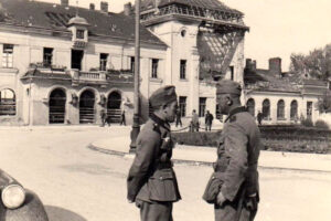 Historia kieleckich ulic. Plac Niepodległości - Radio Kielce Kielce. Lata 1939-1940. Dworzec kolejowy / źródło: fotopolska.eu