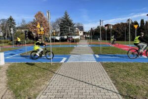 Otwarto pierwsze w gminie Sędziszów misteczko ruchu drogowego - Radio Kielce 30.10.2025. Tarnawa. Miasteczko ruchu drogowego / Fot. Jakub Rożek - Radio Kielce