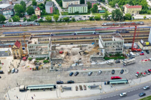 Historia kieleckich ulic. Plac Niepodległości - Radio Kielce Kielce. 9.06.2020. Dworzec PKP / Fot. Jarosław Kubalski - Radio Kielce