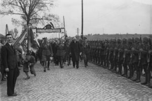 Historia kieleckich ulic. Warszawska - Radio Kielce Kielce. Ulica Warszawska. 12 czerwca 1933 roku. Powitanie prezydenta Mościckiego / źródło: NAC