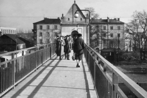 Historia kieleckich ulic. Plac Niepodległości - Radio Kielce Kielce. 1957 r. Kładka nad torami / źródło: facebook.com/KielceNaPrzestrzeniLat