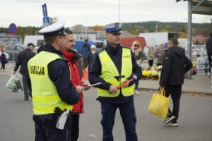 30.10.2025. Akcja rozdawania odblasków / Fot. Aleksandra Kwaśniewska - Radio Kielce