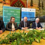 Podpisanie umowy o dofinansowanie projektu pt.: „Rozwój zielono-niebieskiej infrastruktury i retencjonowania wody w Kazimierzy Wielkiej” / źródło: UMiG Kazimierza Wielka