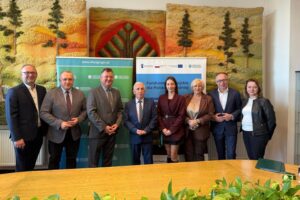 Podpisanie umowy o dofinansowanie projektu pt.: „Rozwój zielono-niebieskiej infrastruktury i retencjonowania wody w Kazimierzy Wielkiej” / źródło: UMiG Kazimierza Wielka