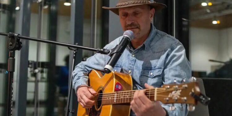 Natchniony Bieszczadami - Maciej Jóźwik na akustycznym koncercie w Radiu Kielce - Radio Kielce Maciej Jóźwik / Fot. archiwum prywatne