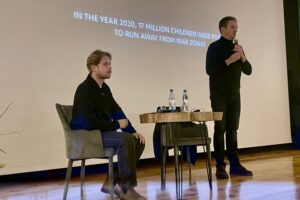 Chmielnickie Centrum Kultury. XIV Spotkania z Kinem o Żydowskich Wątkach im. Andrzeja Koziei w Chmielniku. Dzień drugi. Na zdjęciu (od lewej): Mateusz Trojański – edukator z Domu Anne Frank w Amsterdamie, Jarosław Skulski – filmoznawca / Fot. Dorota Klusek - Radio Kielce