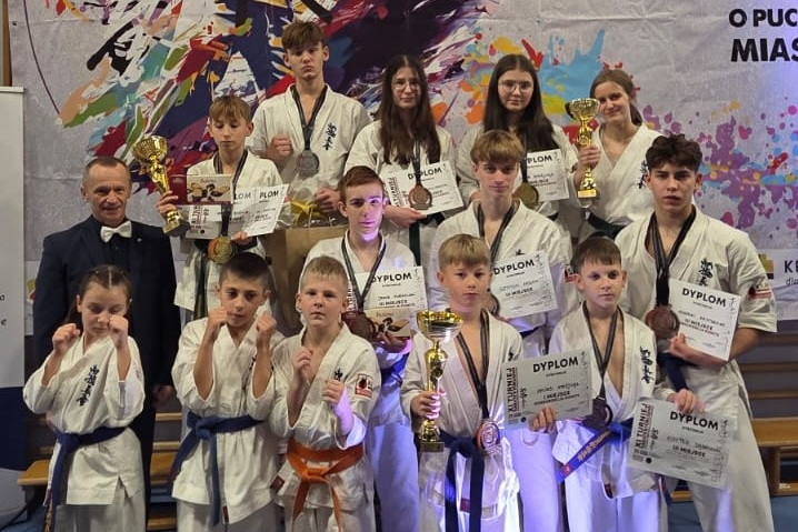 Dużo medali młodych karateków
