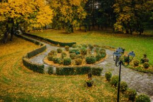 Park przy zabytkowym pałacu Kołłątajów w Wiśniowej / źródło: Urząd Miasta w Staszowie