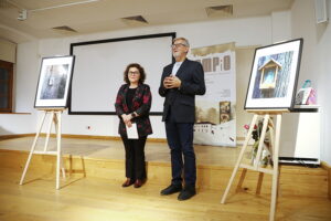 Ślady przemijającego czasu w kapliczkach nadrzewnych - Radio Kielce 28.10.2025. Kielce. OMPiO. Wernisaż wystawy zdjęć „Kapliczki nadrzewne” / Fot. Wiktor Taszłow – Radio Kielce