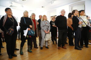 Ślady przemijającego czasu w kapliczkach nadrzewnych - Radio Kielce 28.10.2025. Kielce. OMPiO. Wernisaż wystawy zdjęć „Kapliczki nadrzewne” / Fot. Wiktor Taszłow – Radio Kielce