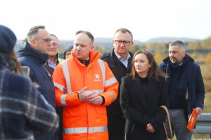 27.10.2025. Kielce. Wizyta na placu budowy drogi ekspresowej S74 / Fot. Wiktor Taszłow - Radio Kielce