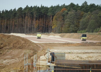 27.10.2025. Kielce. Wizyta na placu budowy drogi ekspresowej S74 / Fot. Wiktor Taszłow - Radio Kielce