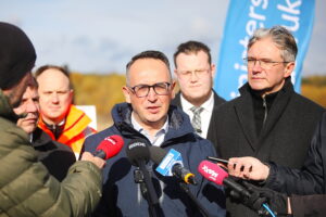 27.10.2025. Kielce. Wizyta na placu budowy drogi ekspresowej S74 / Fot. Wiktor Taszłow - Radio Kielce