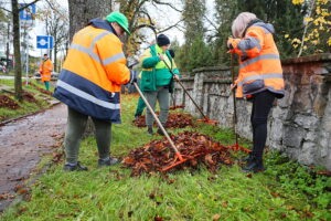 28.10.2025. Kielce. Prace porządkowe przed uroczystością Wszystkich Świętych / Fot. Wiktor Taszłow - Radio Kielce