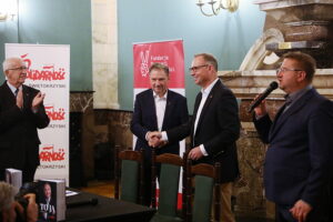 Były prezydent Andrzej Duda promował swoją książkę o sobie - Radio Kielce Były prezydent Andrzej Duda promował swoją książkę o sobie - Radio Kielce