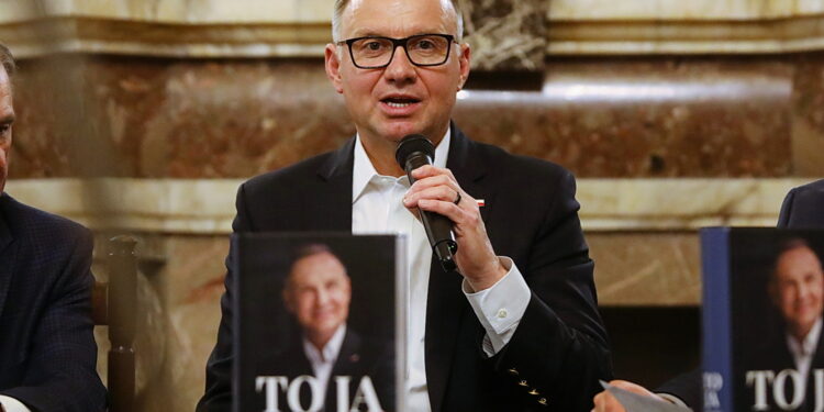 Były prezydent Andrzej Duda promował swoją książkę o sobie - Radio Kielce Były prezydent Andrzej Duda promował swoją książkę o sobie