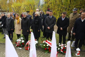 28.10.2025 Kielce. Cmentarz Partyzancki. Obchody upamiętniające 86. rocznicę tragicznej śmierci Prezydenta Stefana Artwińskiego / Fot. Wiktor Taszłow - Radio Kielce