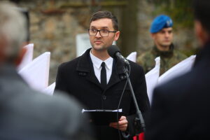 28.10.2025 Kielce. Cmentarz Partyzancki. Obchody upamiętniające 86. rocznicę tragicznej śmierci Prezydenta Stefana Artwińskiego / Fot. Wiktor Taszłow - Radio Kielce